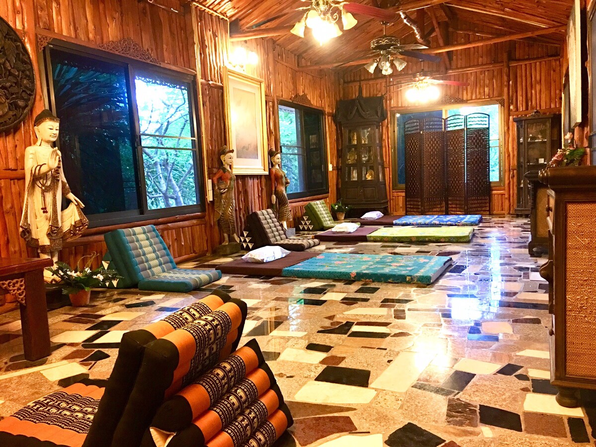 入住泰国风格之家与冥想空间。