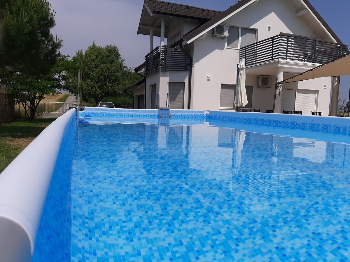 Villa Nika Brezovica，萨格勒布带游泳池的房子
