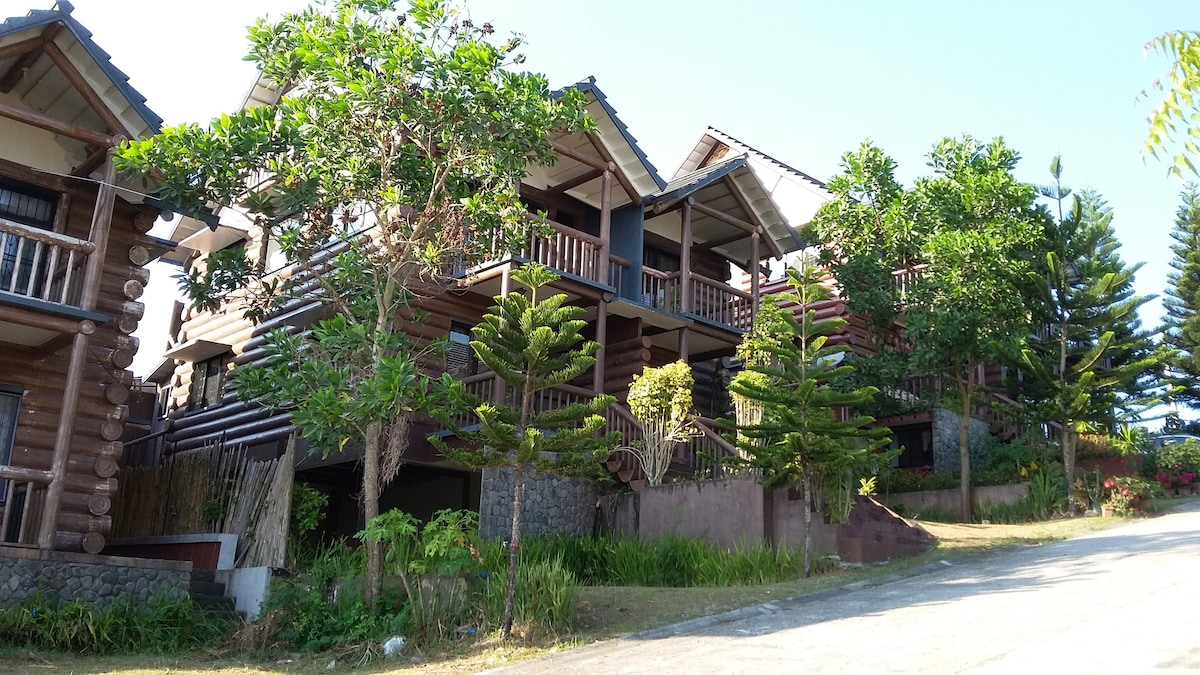 Woodsborough Log Homes ， Tagaytay （公寓）