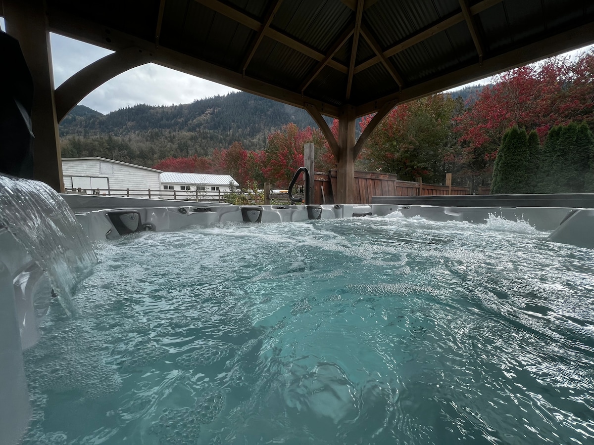 带热水浴池和泳池的农舍