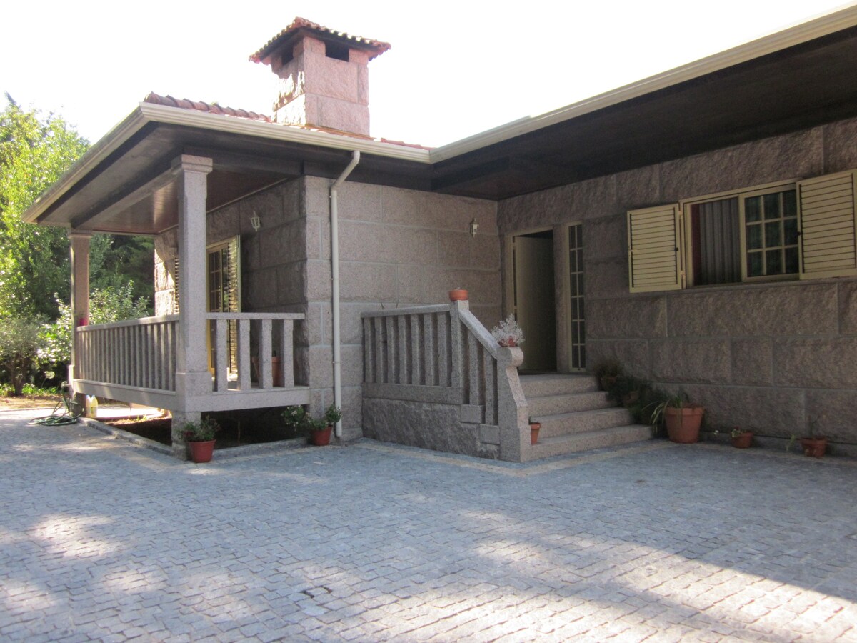 Casa de campo situada  em Guimarães.