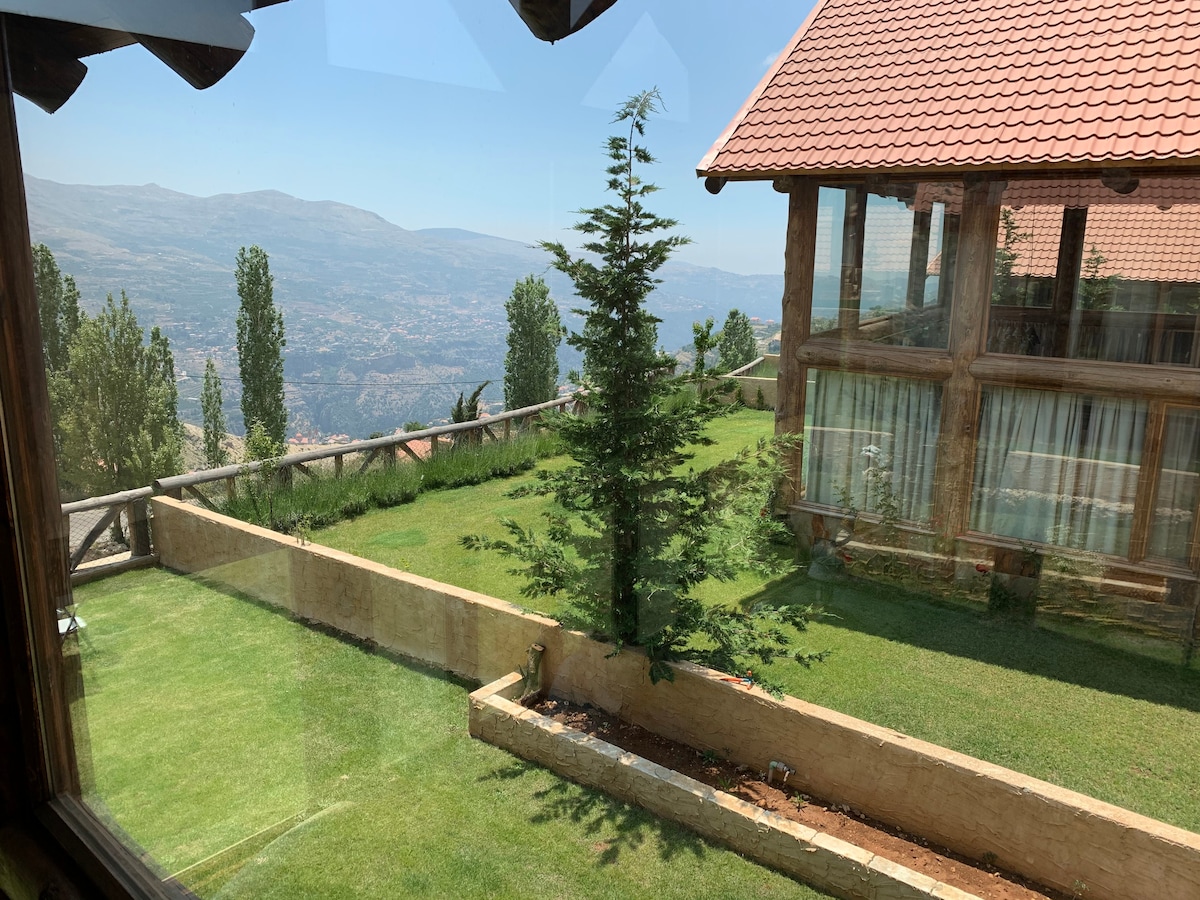 位于Arz Bcharre的度假木屋，带露台/令人惊叹的景色