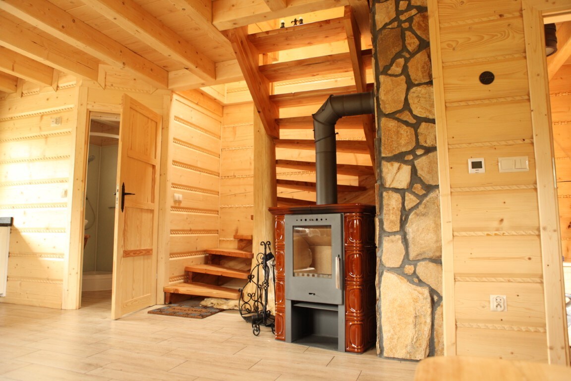 住在雪鞋下的木质木屋里。