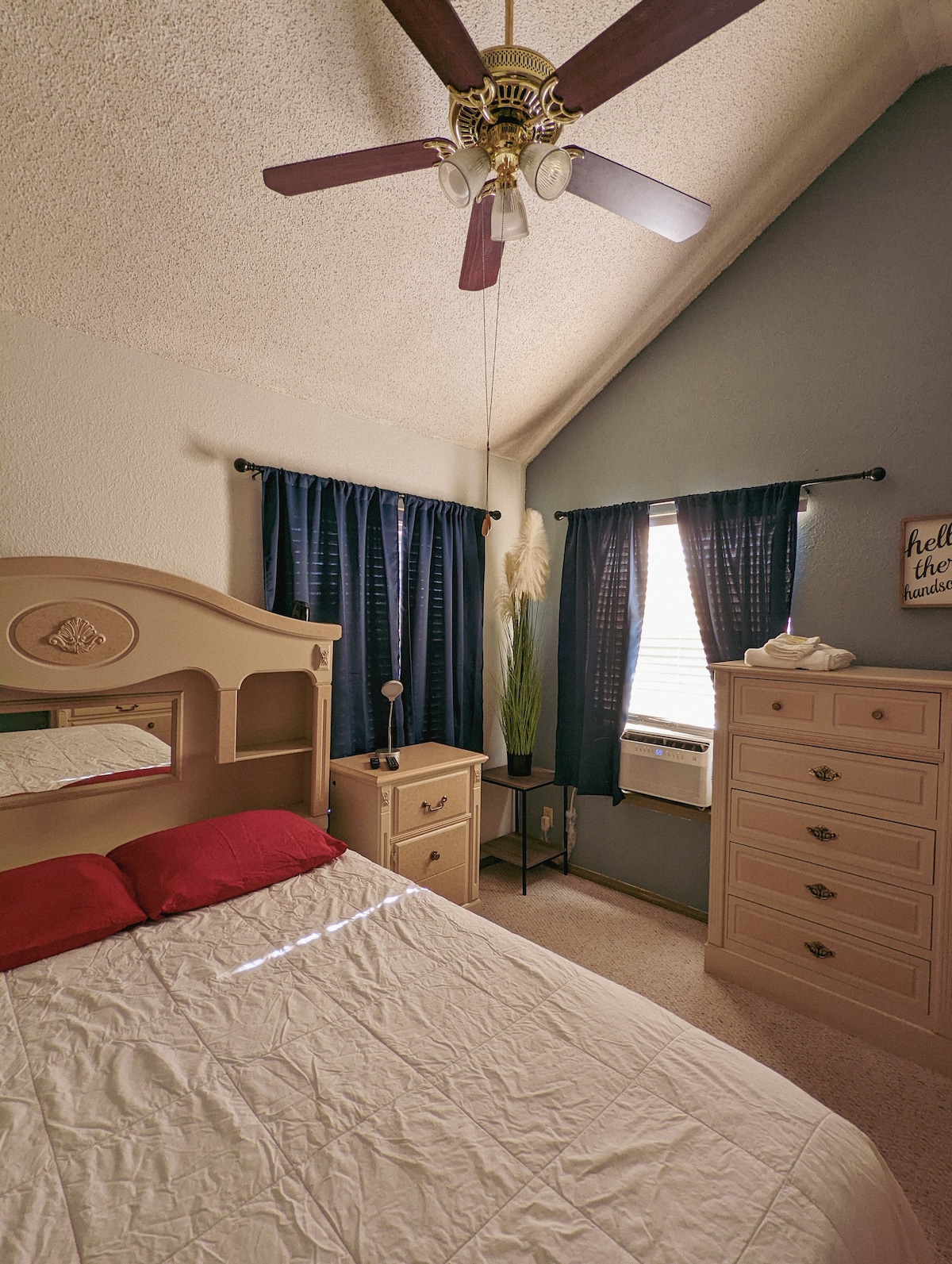 安静宽敞的房间，配备标准双人床、空调和舒适的环境