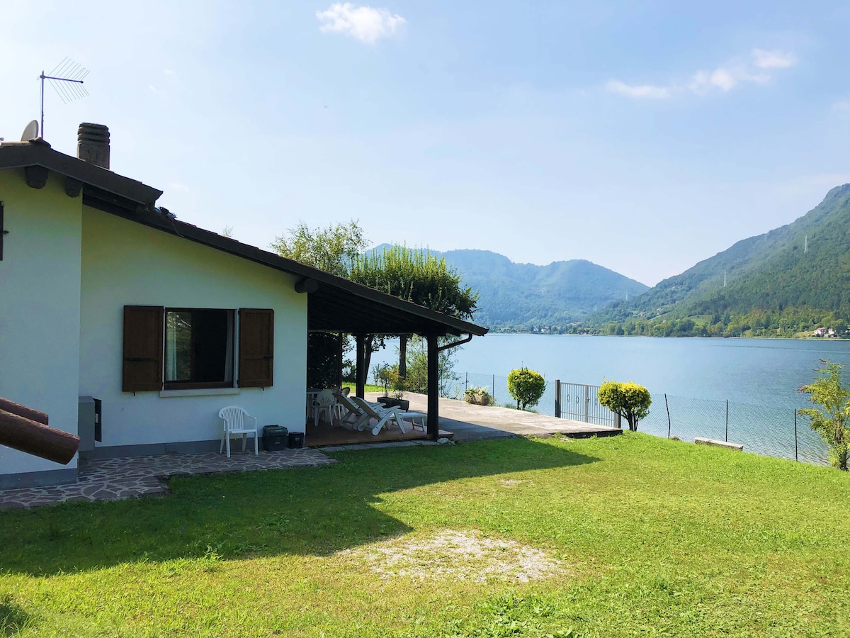 Appartamento con veranda, fronte lago