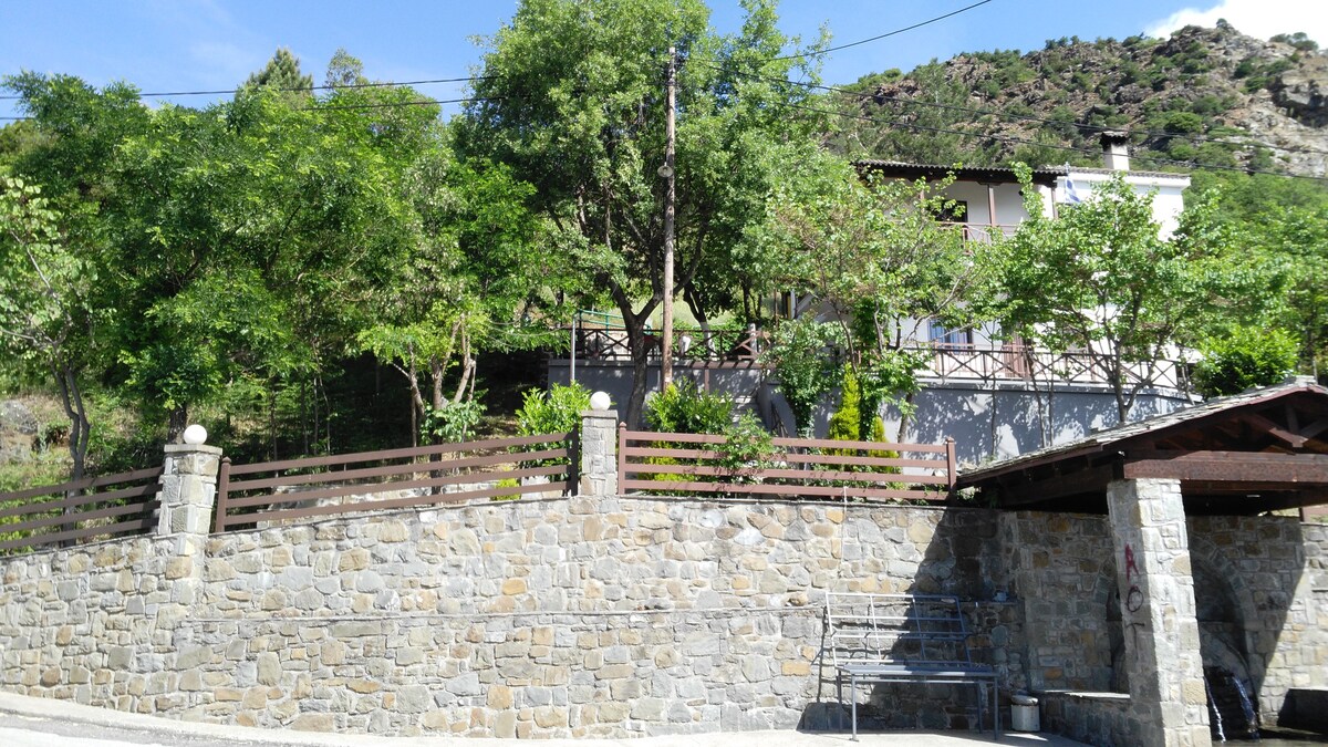 靠近Meteora-Metsovo-Ioannina-Trik的山景