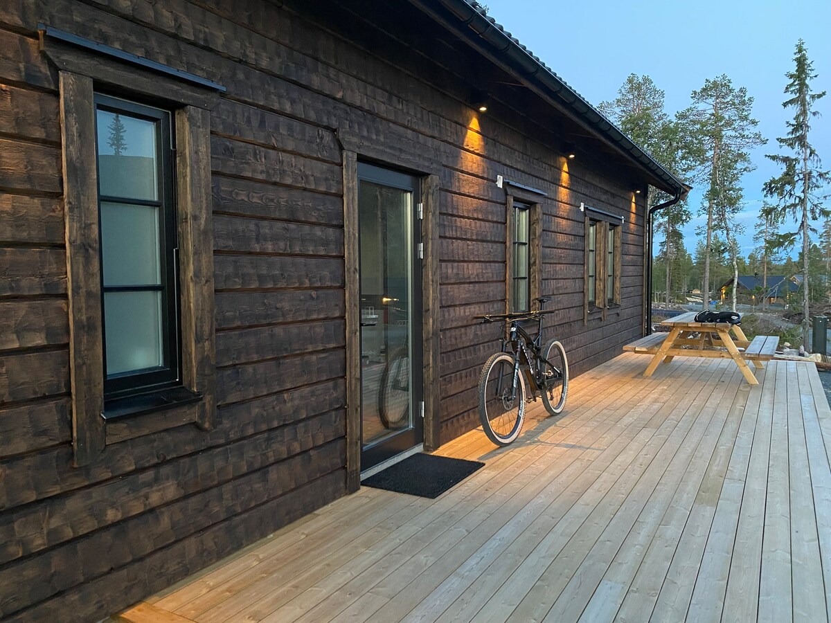 Nybyggd stuga nära vandringsleder och cykelleder