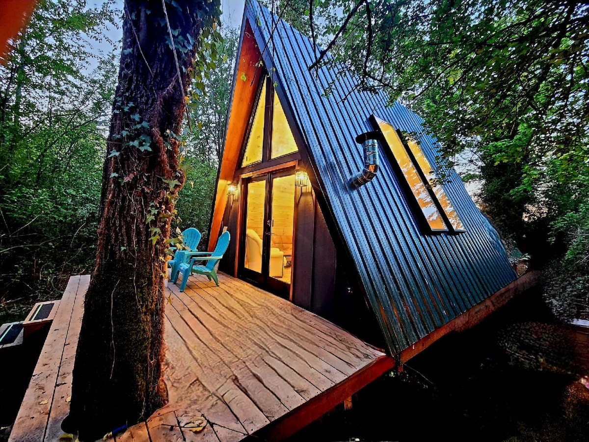 Jungle Retreat: A Cozy Tree House Near Seattle