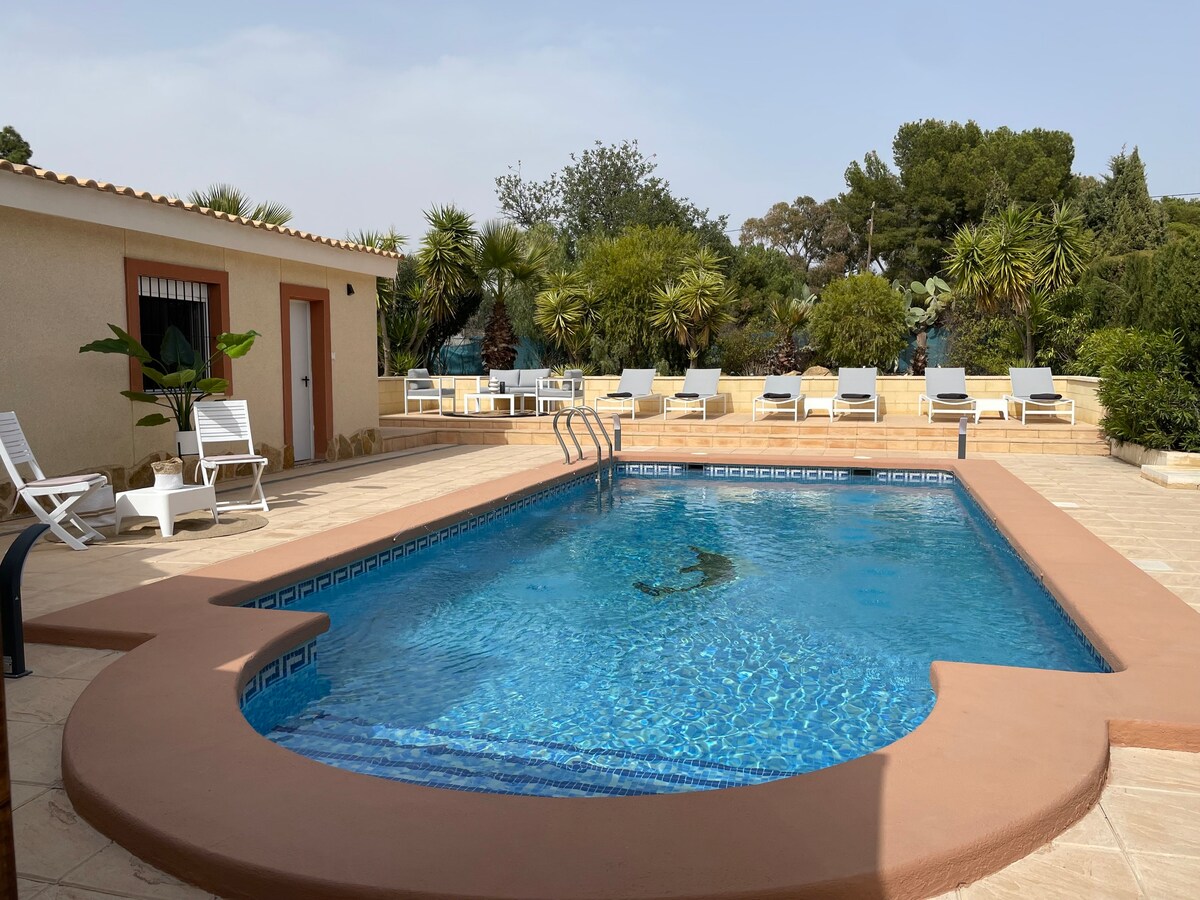 Beautiful villa and pool, ideal for 2 families