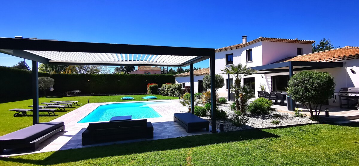 VILLA GIOIA + Chalet, Piscine, Jacuzzi sur 2000m2