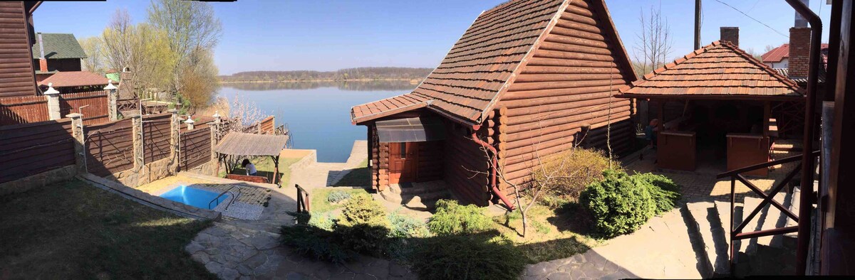 Dedovo湖畔的乡村小屋