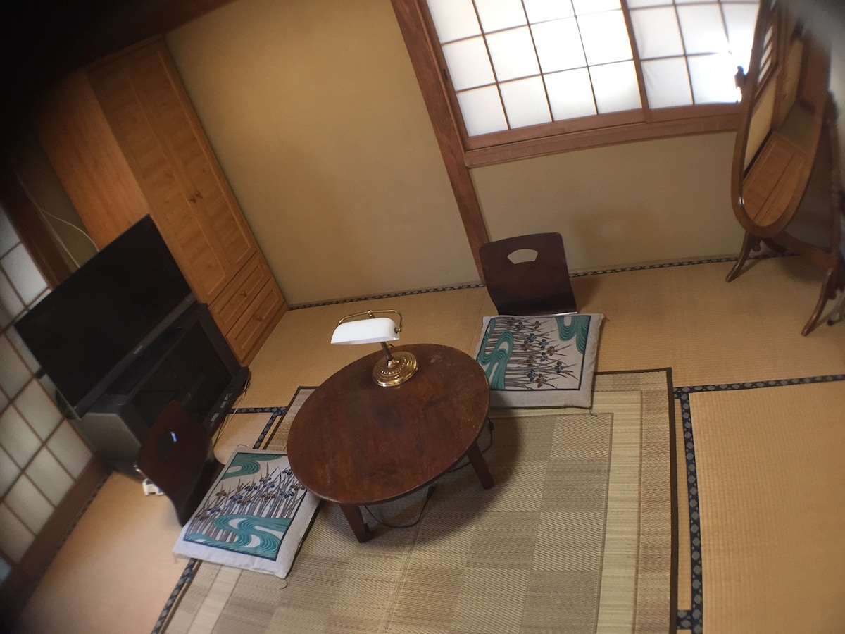 传统日式客房，早餐和猫咪