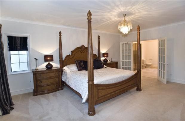 Barnstaple four-poster ensuite in the Manor