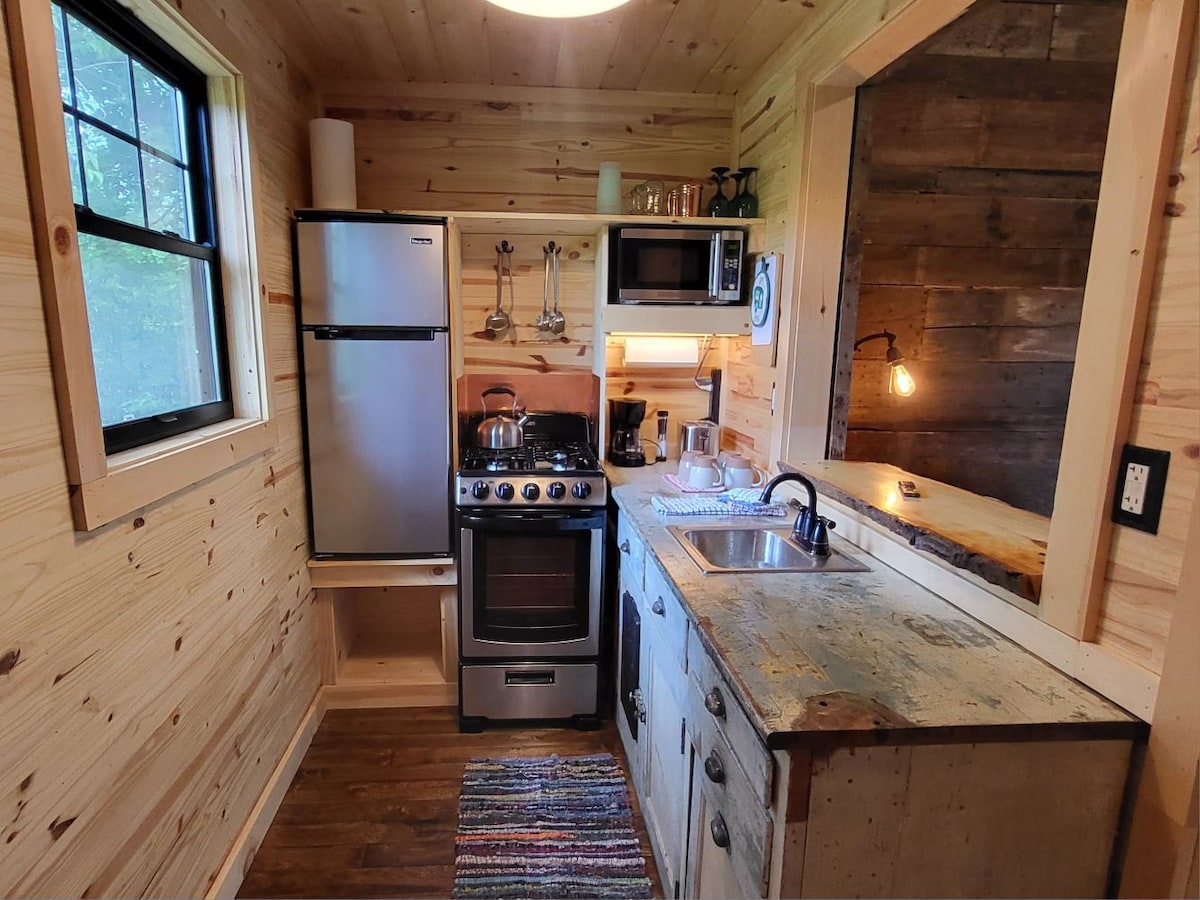 Adorable Old Timey Lakeside Log Cabin