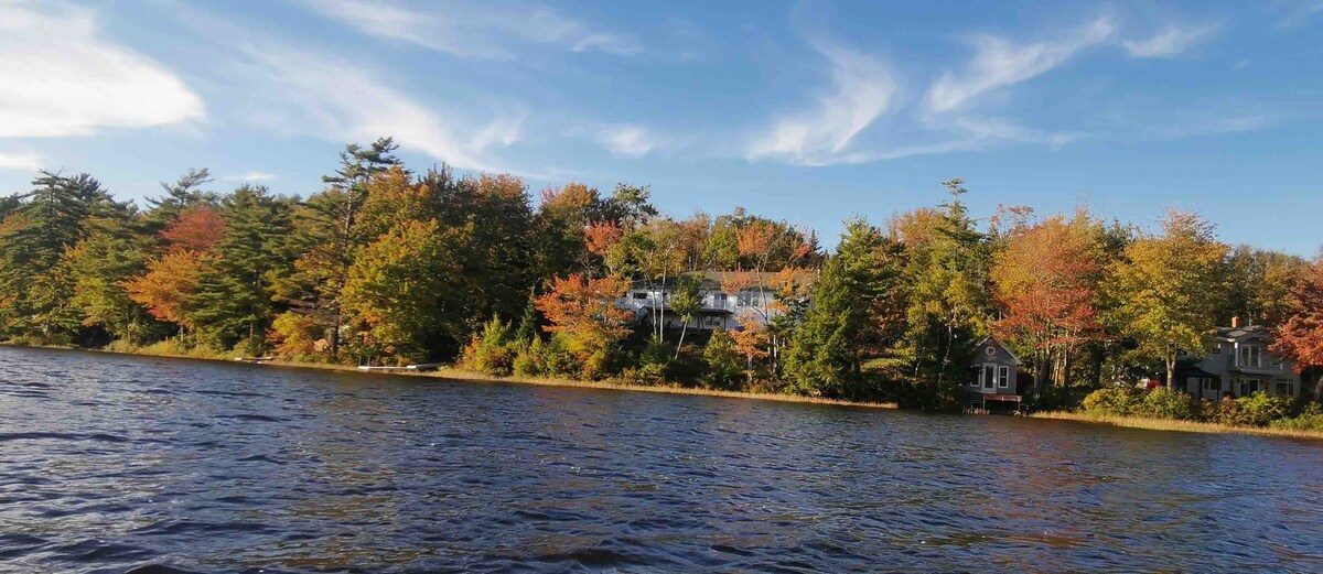 Charming 4 bedrooms Lakefront house  in Bedford