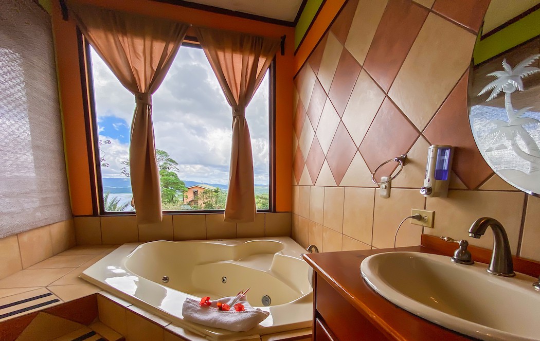 可欣赏火山美景的豪华按摩浴缸套房