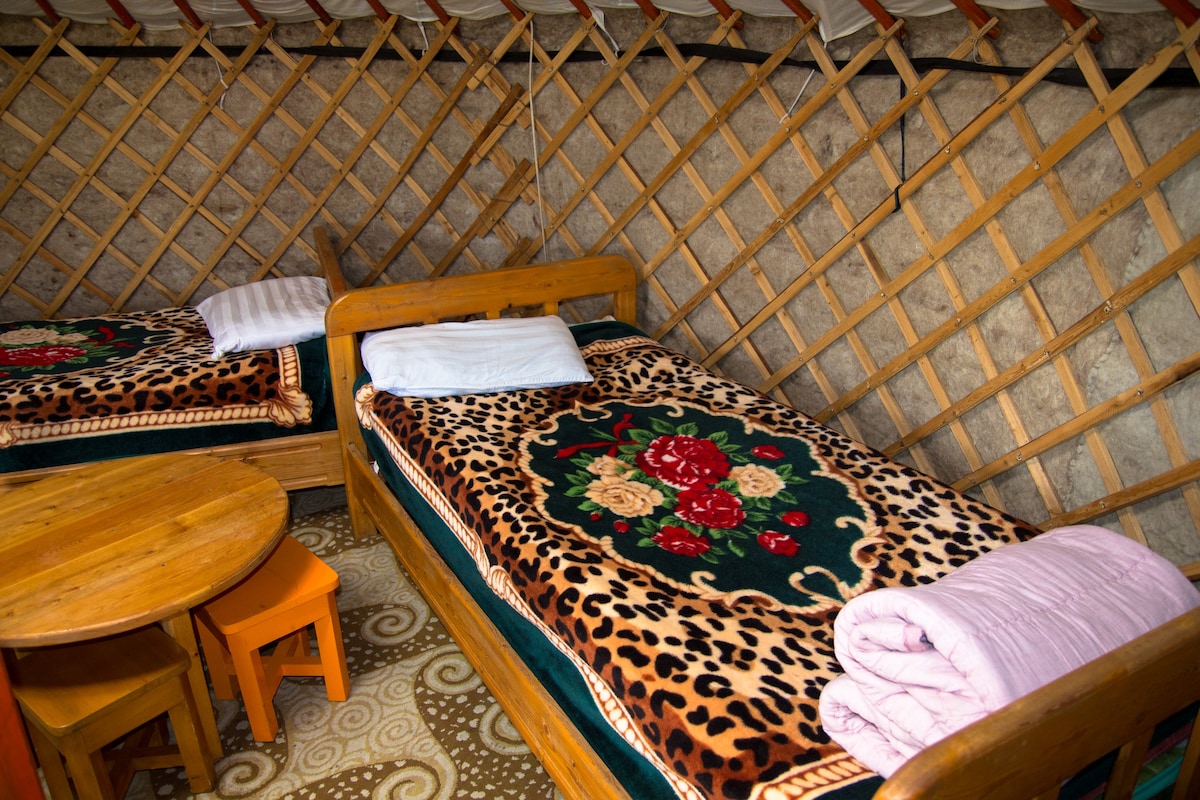 蒙古乌津营地传统餐具宿舍床位