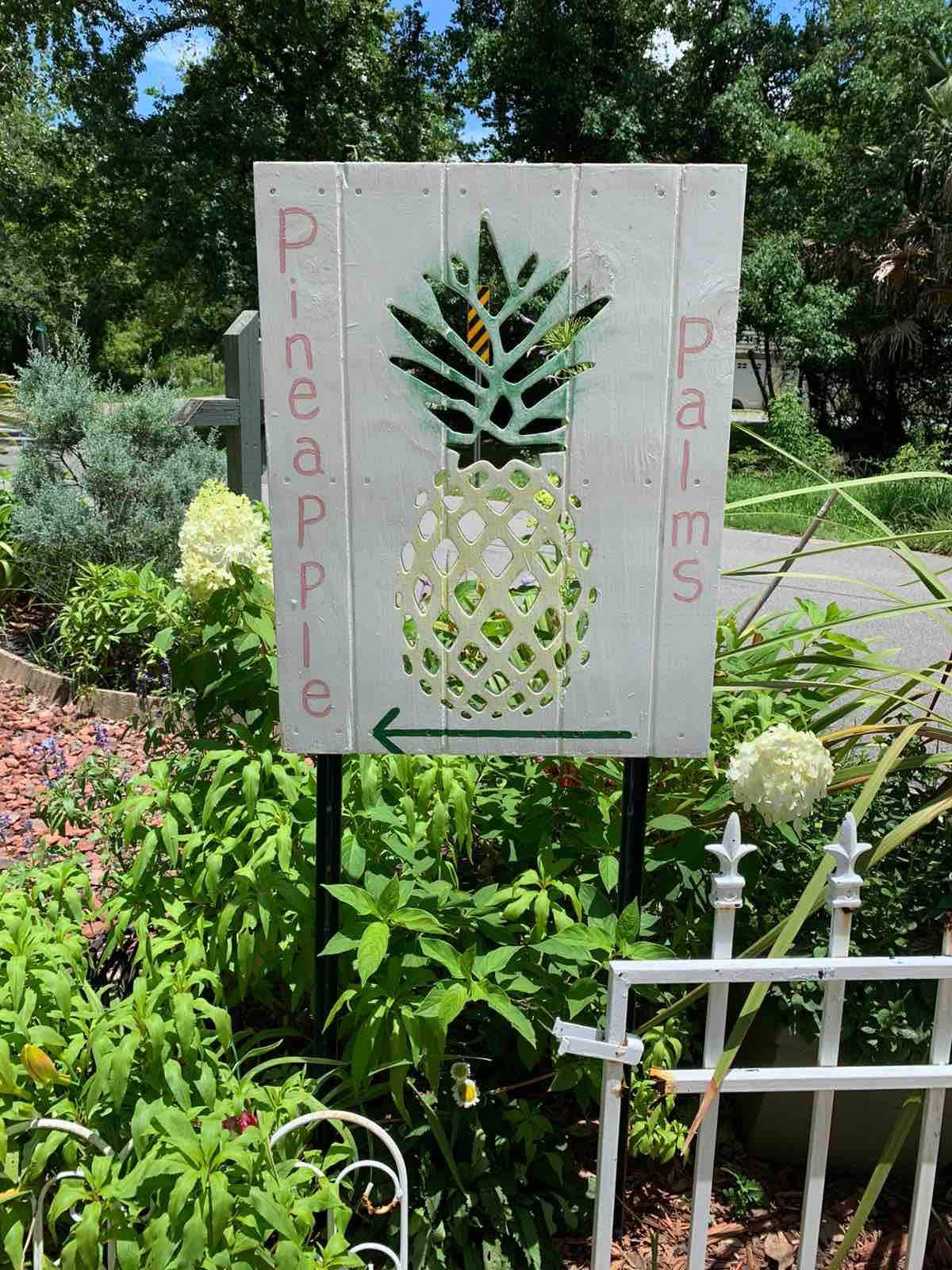 Pineapple Palms Downtown Loft B&B Pool Gardens