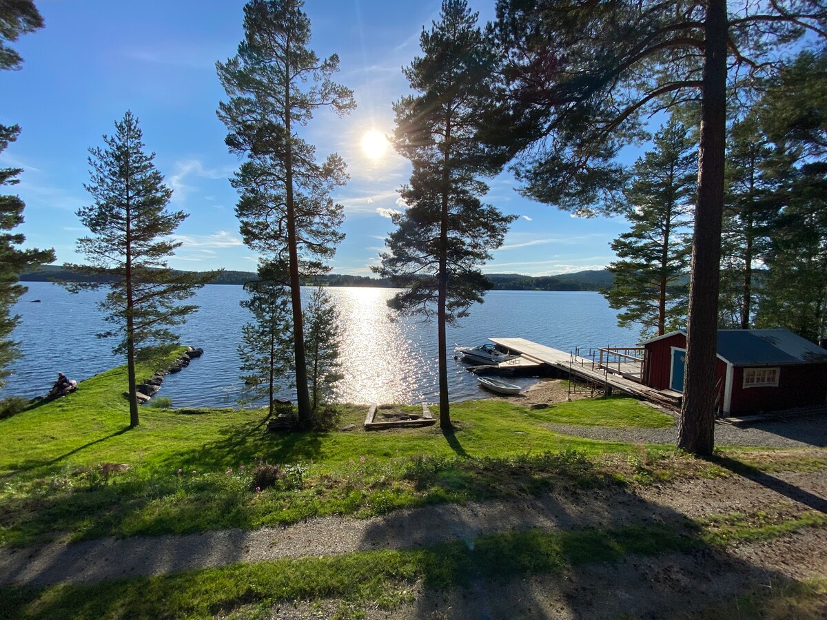 Vackert belägen stuga vid vattnet, nära Järvsö