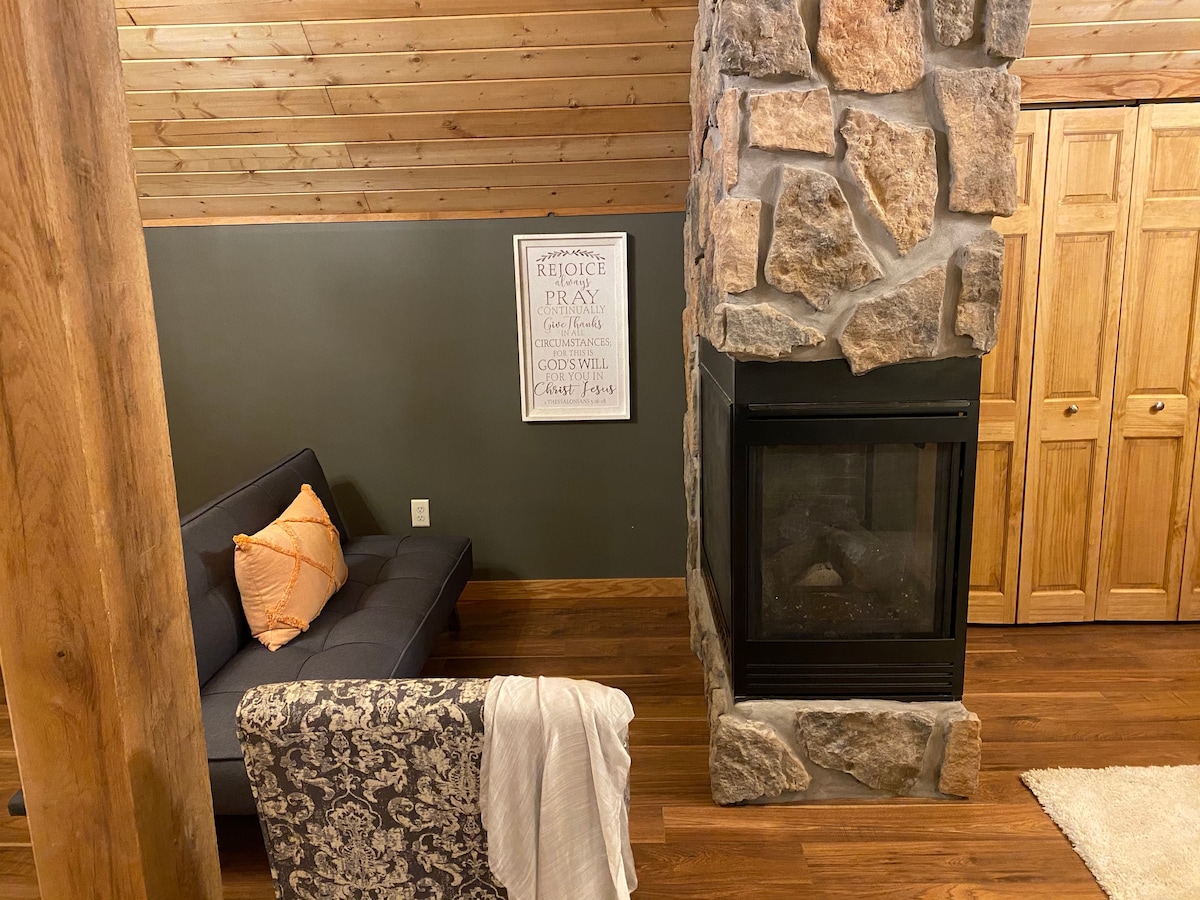 Luxury in the Woods! Fireplace, Whirlpool! New!