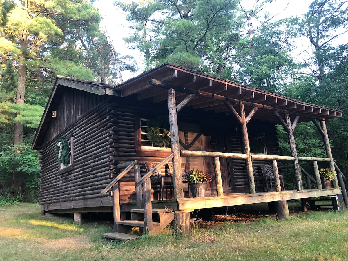 森林里迷人的原木小木屋