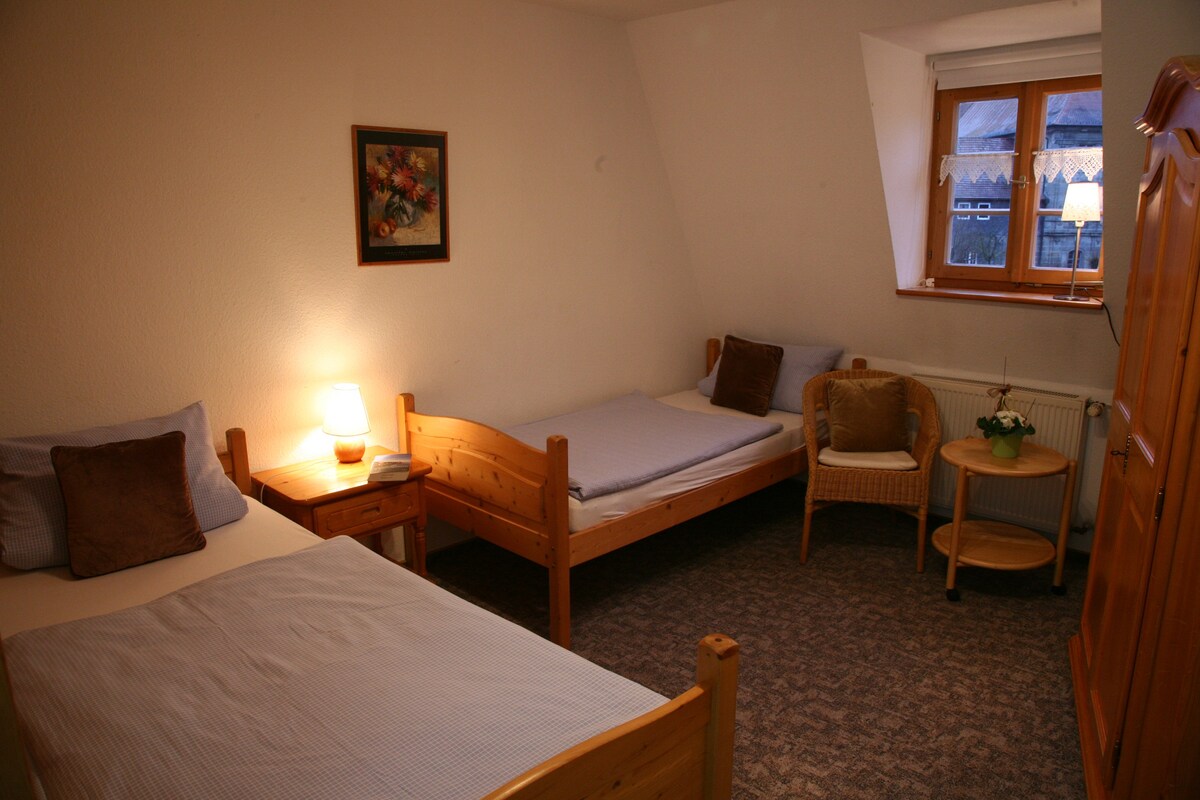 Ökonomiehof (Lichtenfels), Ferienwohnung Kapelle mit geräumigem Schlafzimmer