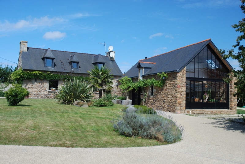 Belle ferme bretonne restaurée à la campagne