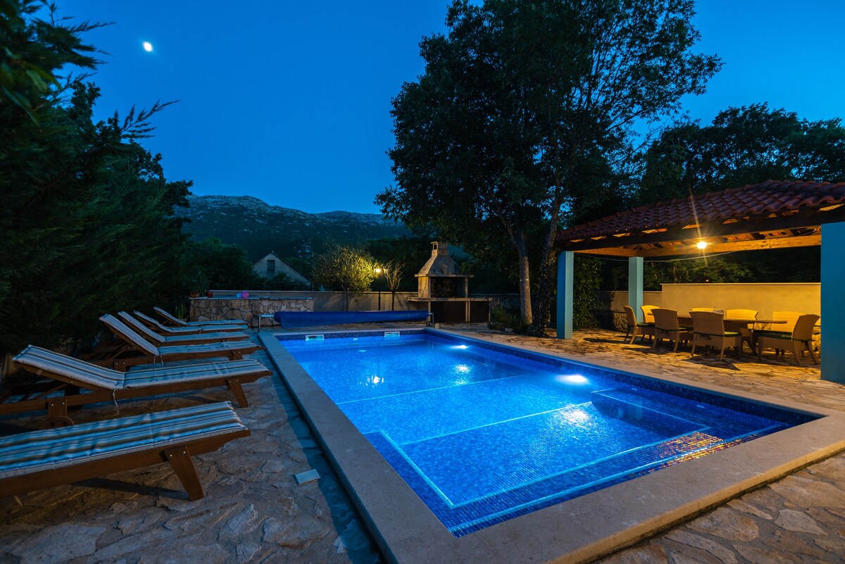 Lino别墅， Dugopolje ，带按摩的恒温泳池