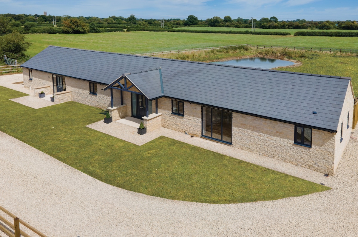 New Barn Conversion near Cotswold Water Park (P)
