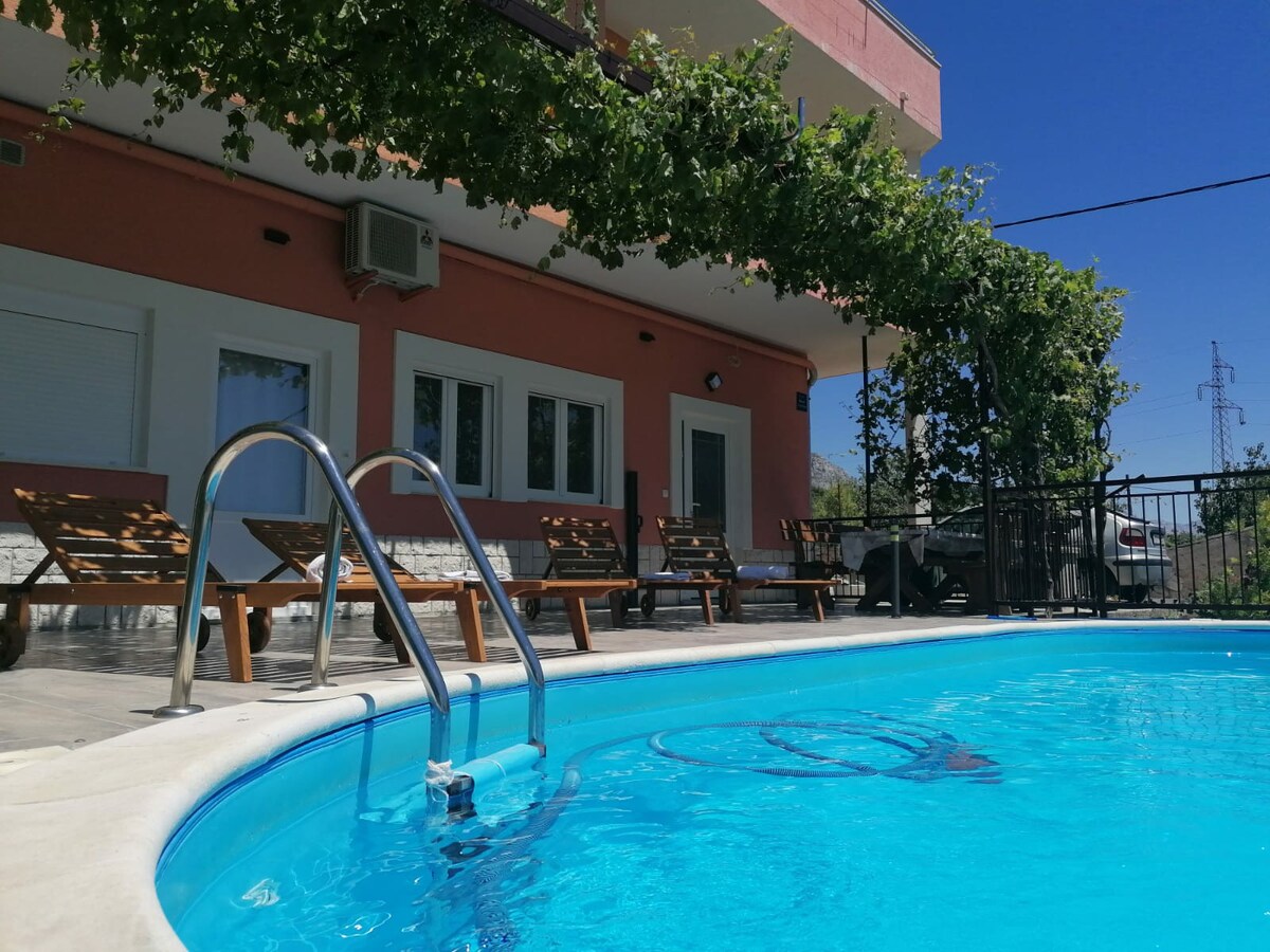 Dijana2公寓*带泳池* ，靠近斯普利特和特罗吉尔