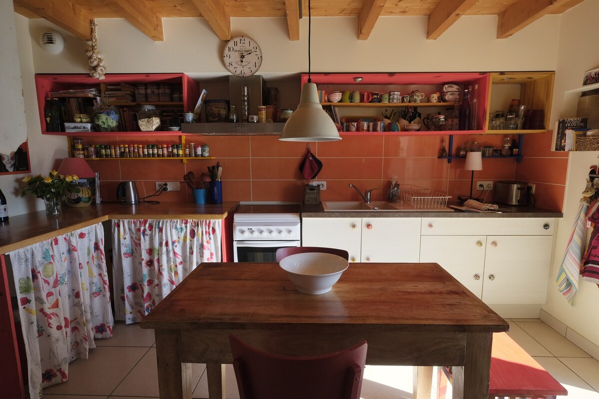 Chambre dansJolie maison ancienne, vue Pyrénées