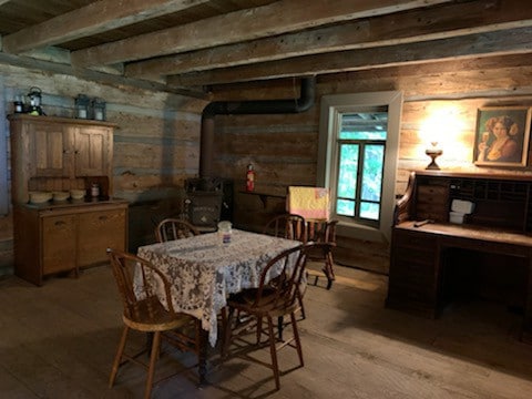 私人森林中的历史悠久的Settler 's Log Cabin
