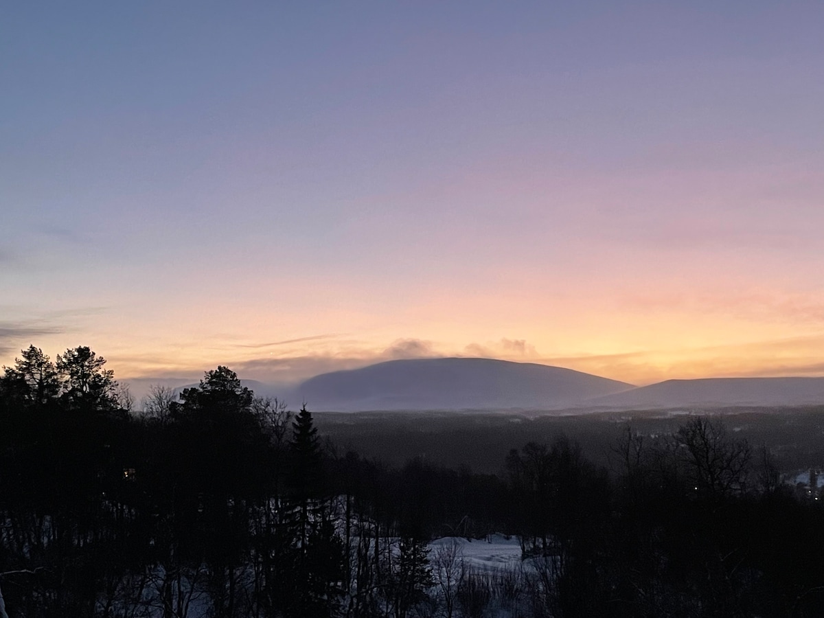 Bekvämt och rymligt fjällhus med bländande utsikt.