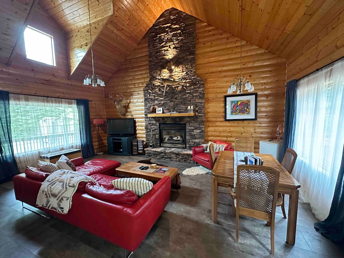 Cozy all-season cabin with indoor fireplace