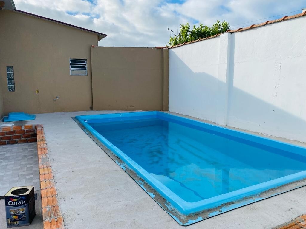 Excelente casa com piscina.