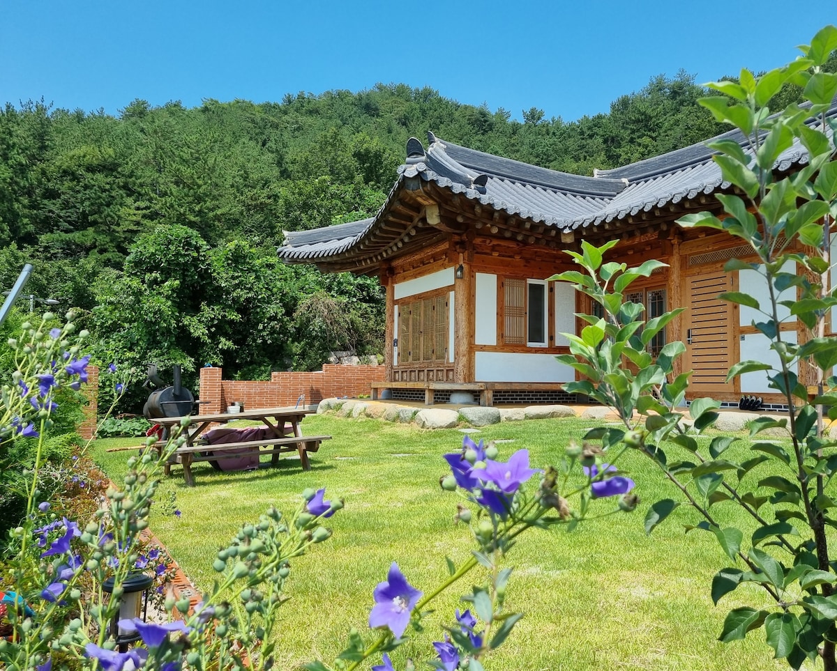 靠近Jangheungwoodland和Boseong Green Tea Field ，您可以在那里看到大海。Hanok Pension住宿加早餐Sky Nuri。