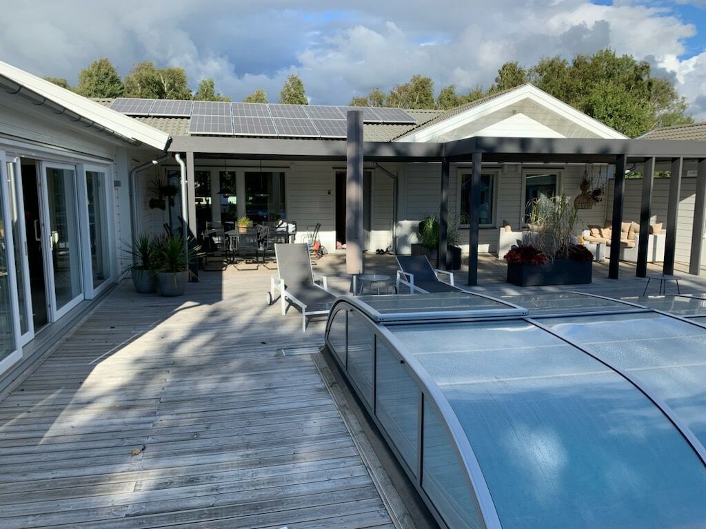 Modern villa med uppvärmd pool!