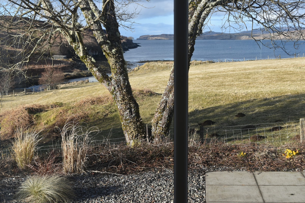 Stunning Lochside Studio, Isle of Skye