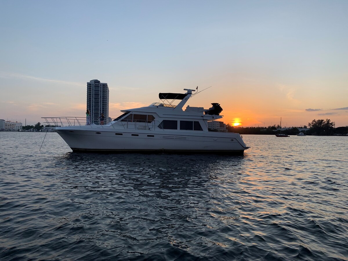 乘坐摩托艇在迈阿密租一艘60英尺长的游艇
