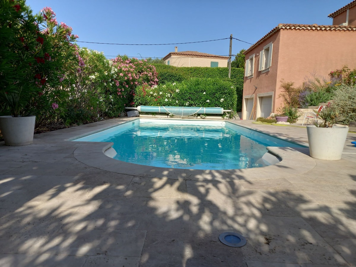 带花园和泳池的房源，靠近阿维尼翁。