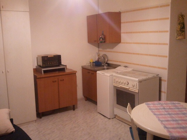 热带中心带小厨房的单间公寓