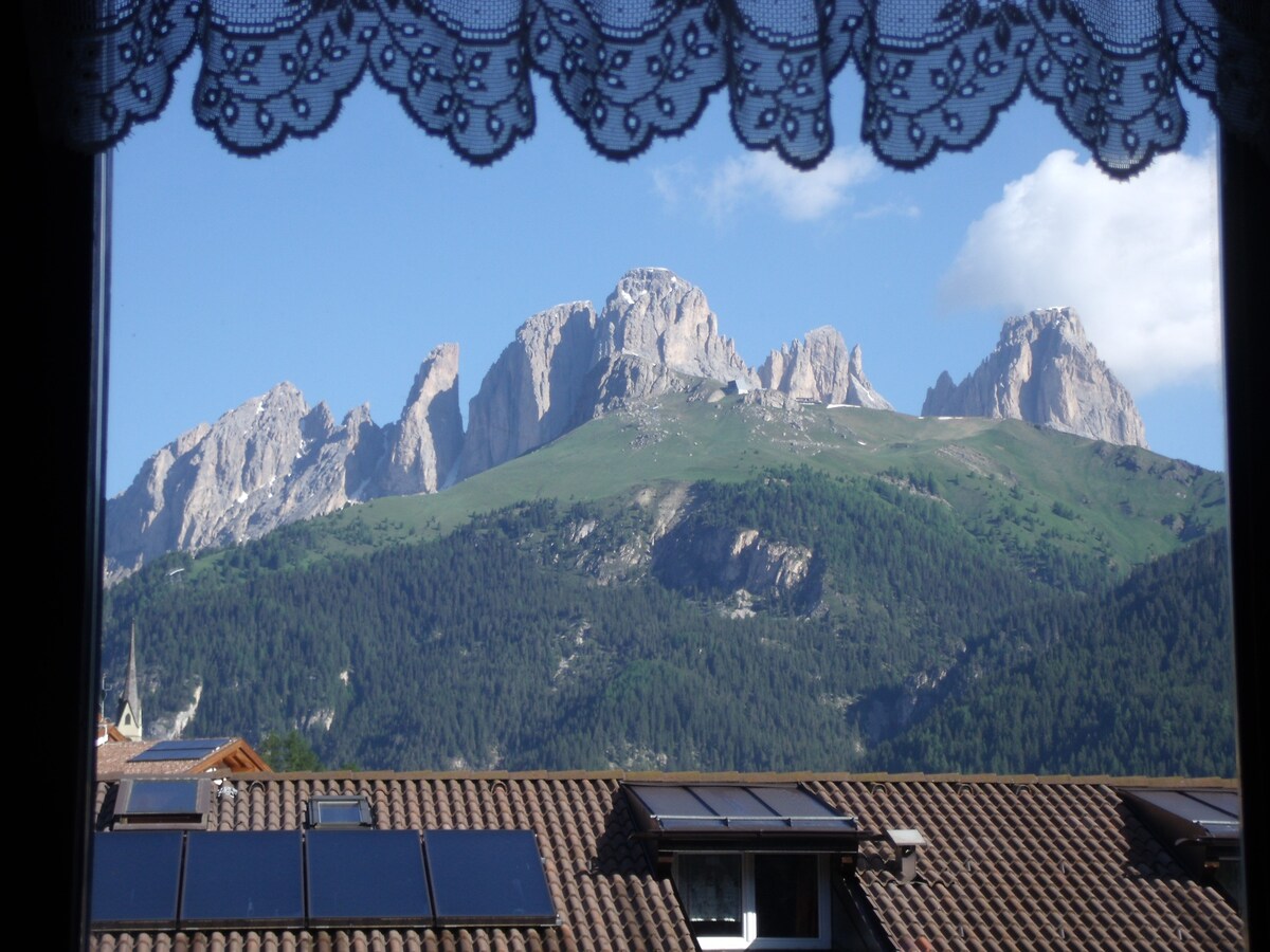 位于多洛米蒂山脉（ Dolomites ）的卡纳泽西（ Canazei ）度假胜地