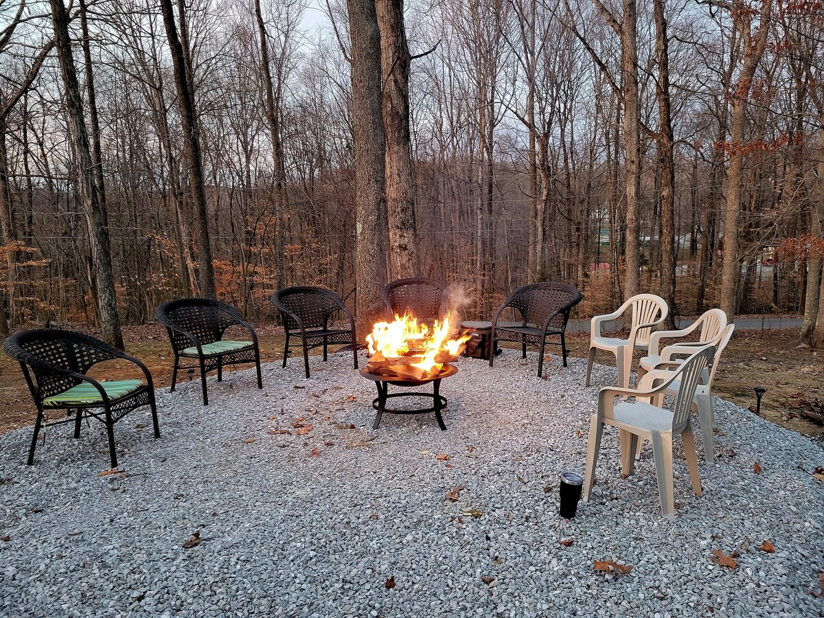 'Top of the Hill'- Cozy Retreat with Hot Tub!