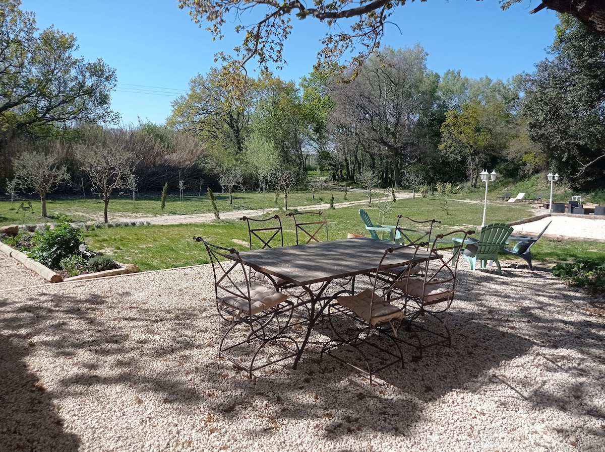 Sous le Vieux Chêne au cœur de la Drôme Provençale