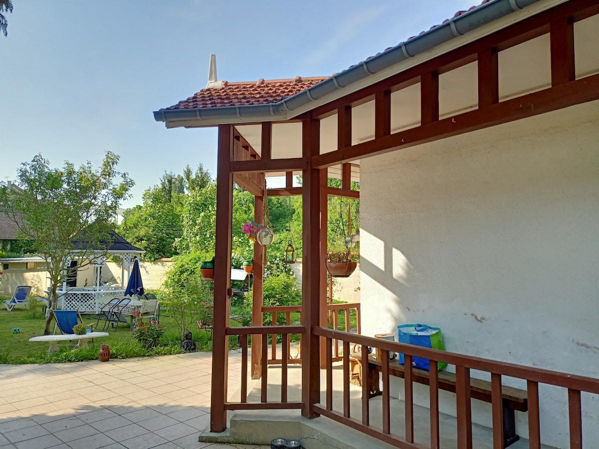 Maison de charme avec grand jardin arboré