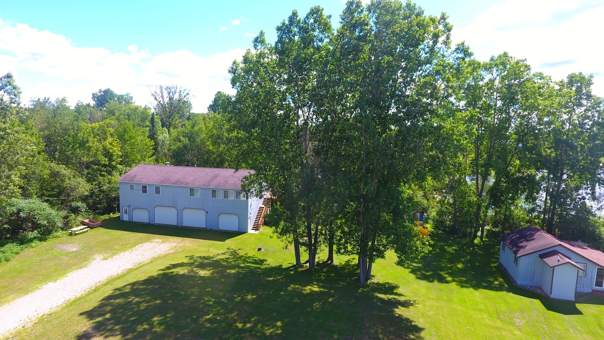 Northern Michigan house steps from Lake George