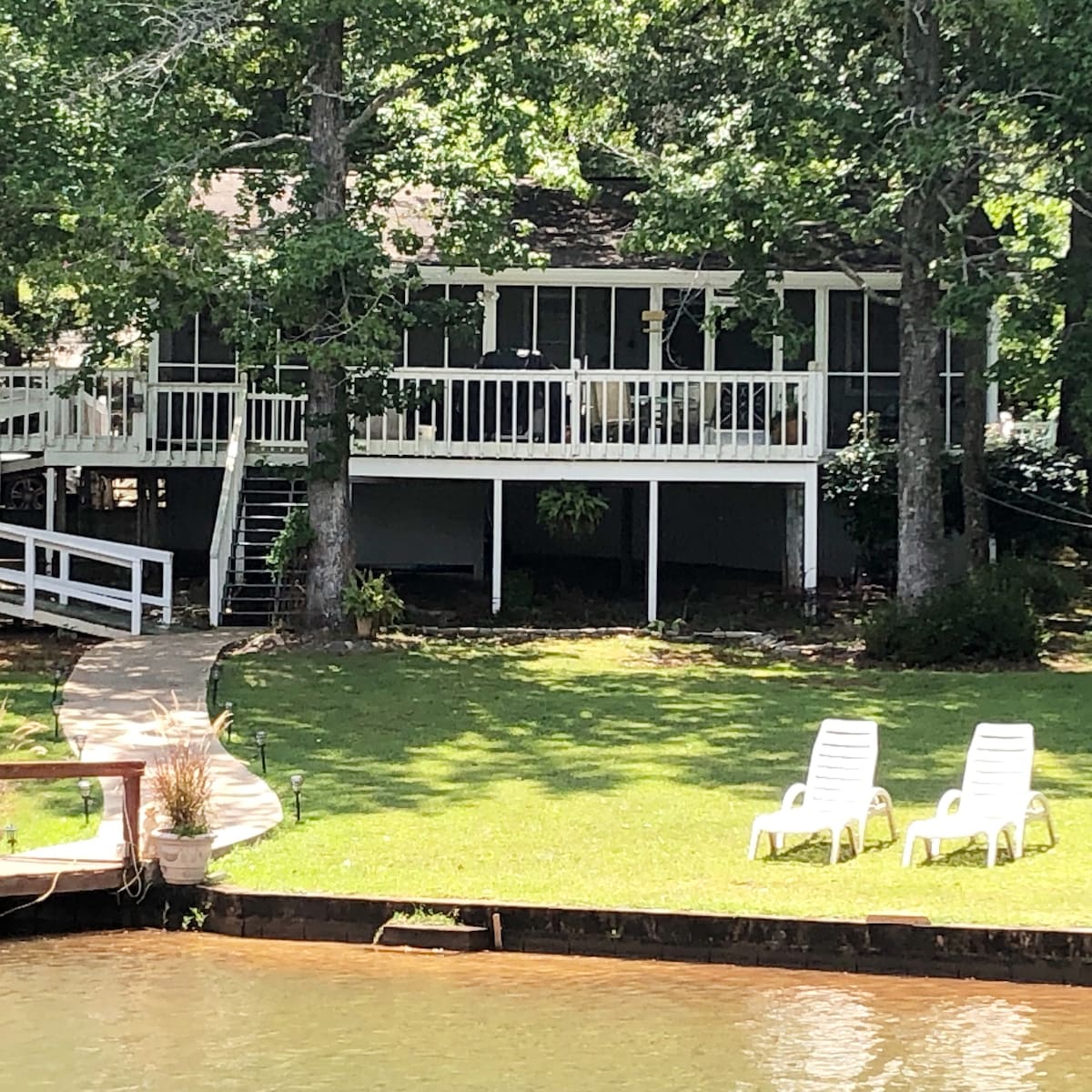 马丁湖（ Lake Martin ）上的休闲湖滨小屋