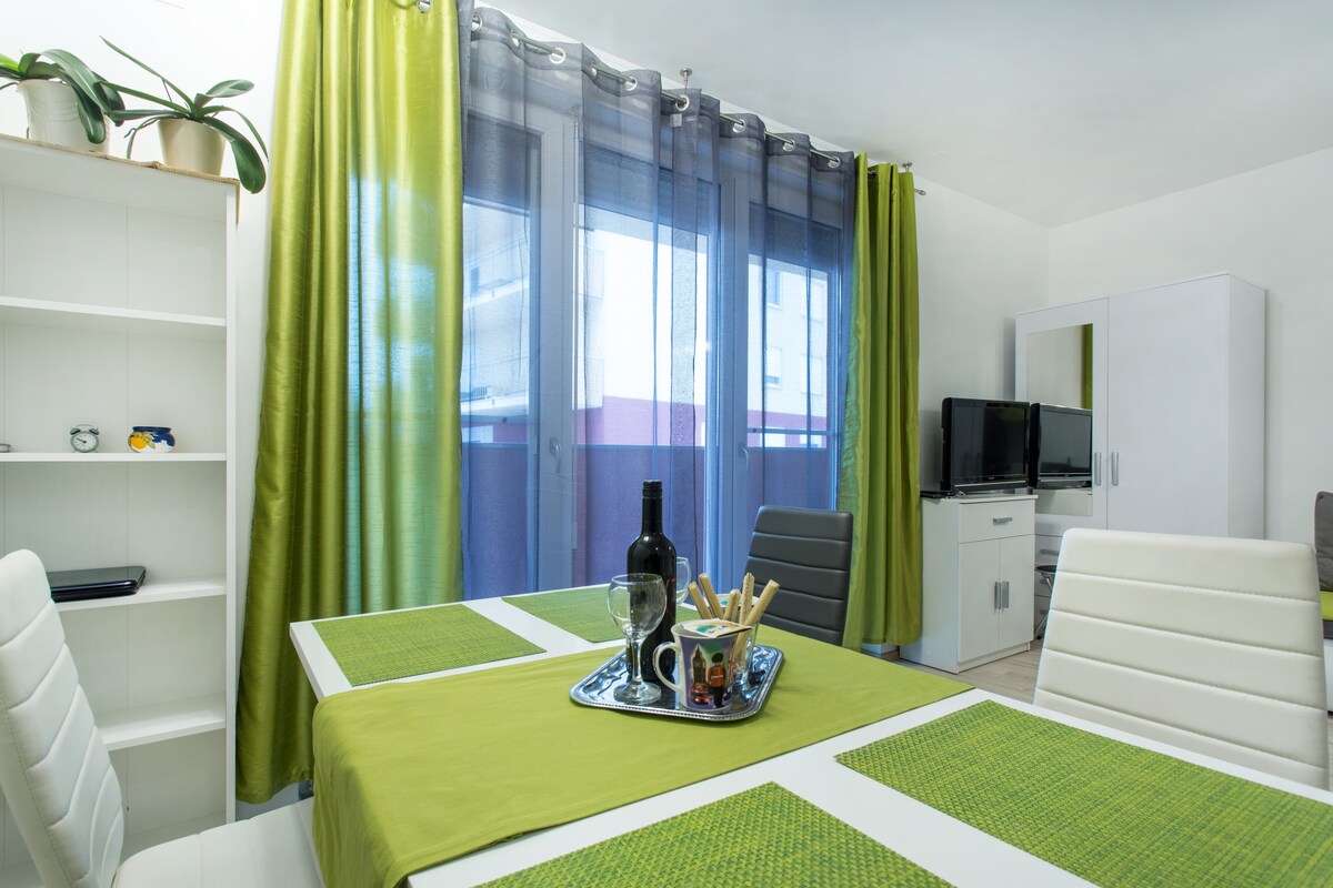 位于卢布尔雅那（ Ljubljana ）的"LONA"公寓，设有免费车库和阳台