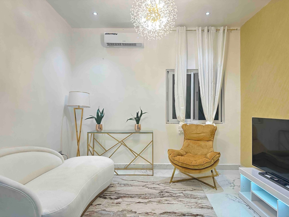 White and Gold Flat with pool and breakfast