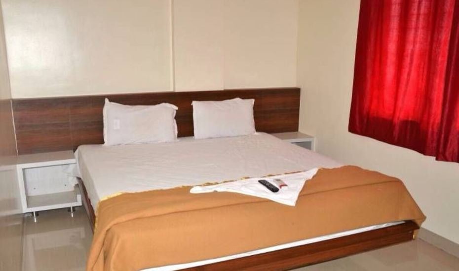 Hotel Krishna Lodge ， Tuljapur豪华客房，空调